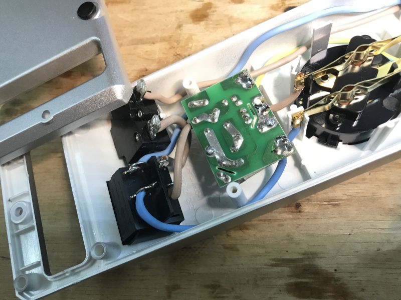 Wnętrze listwy Brennenstuhl z widoczną płytką PCB i przewodami