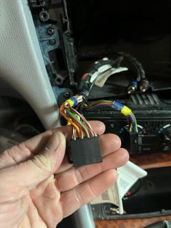 Podłączenie wzmacniacza samochodowego. Witam pod który kablem podbijać kabel wz