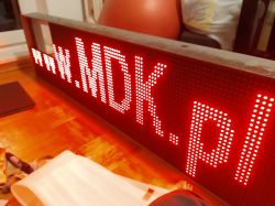 Czerwony ekran LED wyświetlający tekst MDK.pl.