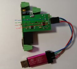 Wnętrze przekaźnika bistabilnego BIS-411 + schemat