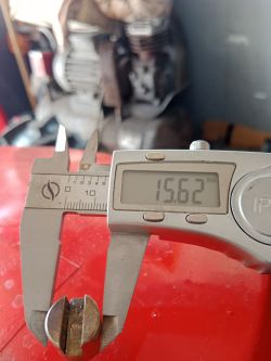 Suwmiarka cyfrowa mierzy metalowy element na wartość 15,62 mm.