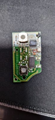 Płytka PCB z pilota do VW T4 z zaznaczonym elementem