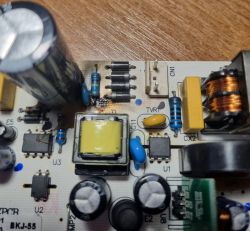 Płytka zasilająca z przypaloną ścieżką i uszkodzonymi elementami elektronicznymi