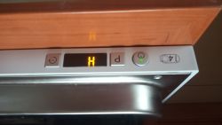 Indesit DIFP 28T9 - Błąd H, sygnał dźwiękowy, poziom wody za wysoki
