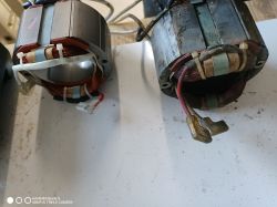 Dwa stojany pilarki ukosowej Bosch pokazane na stole, jeden nowy i jeden stary z różnymi kablami.