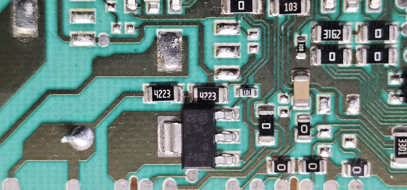 Zbliżenie na zieloną płytkę PCB z elementami elektronicznymi SMD