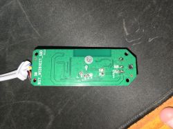 Nahaufnahme einer grünen Leiterplatte mit der Aufschrift WS2811CCT.