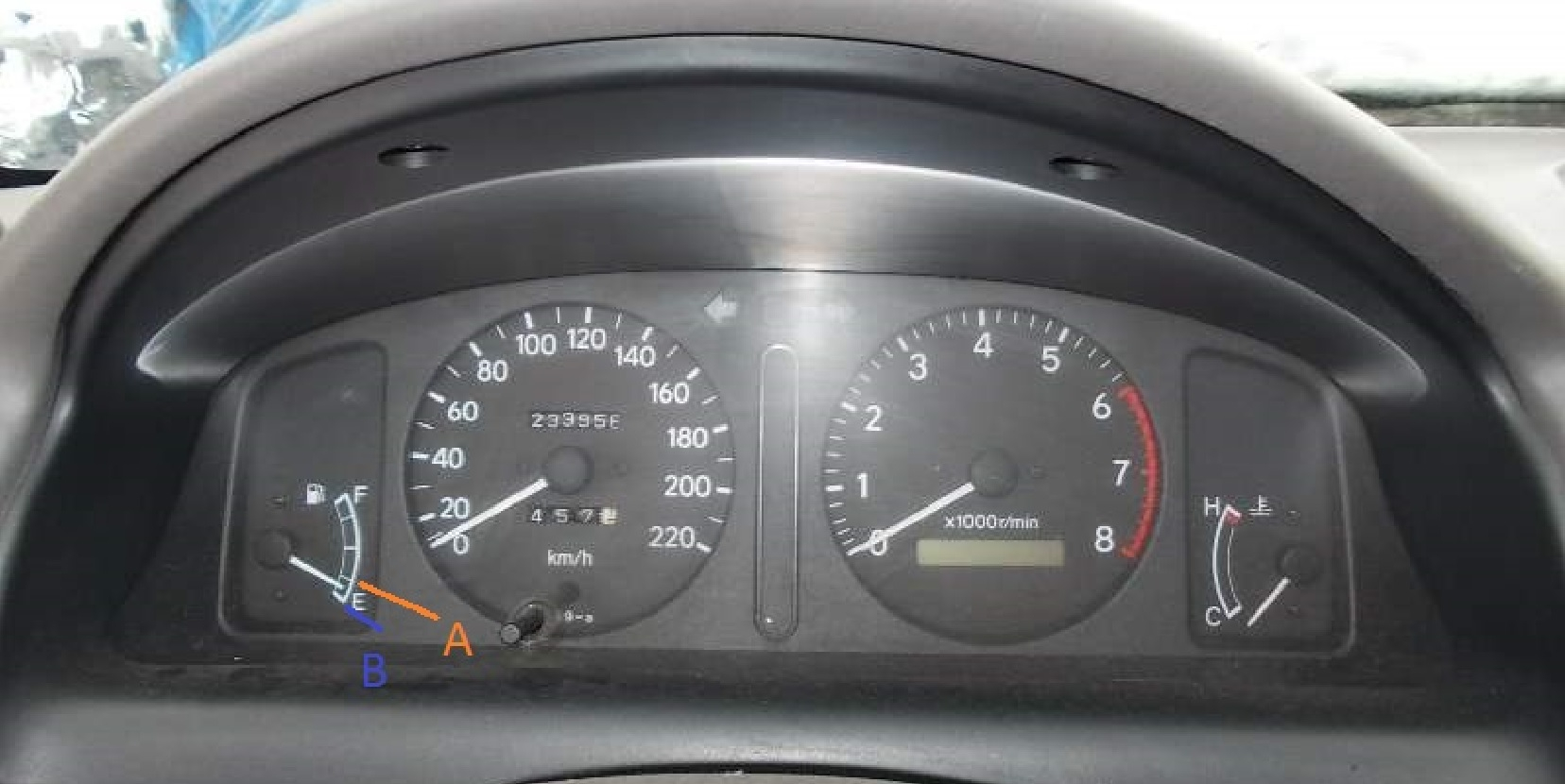 Toyota/Corolla/E11 Gdzie jest kontrolka rezerwy paliwa w