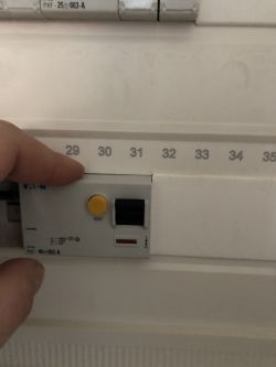 Lodówka Beko MCNA406E40ZXB po przeprowadzce wywala bezpieczniki po podłączeniu