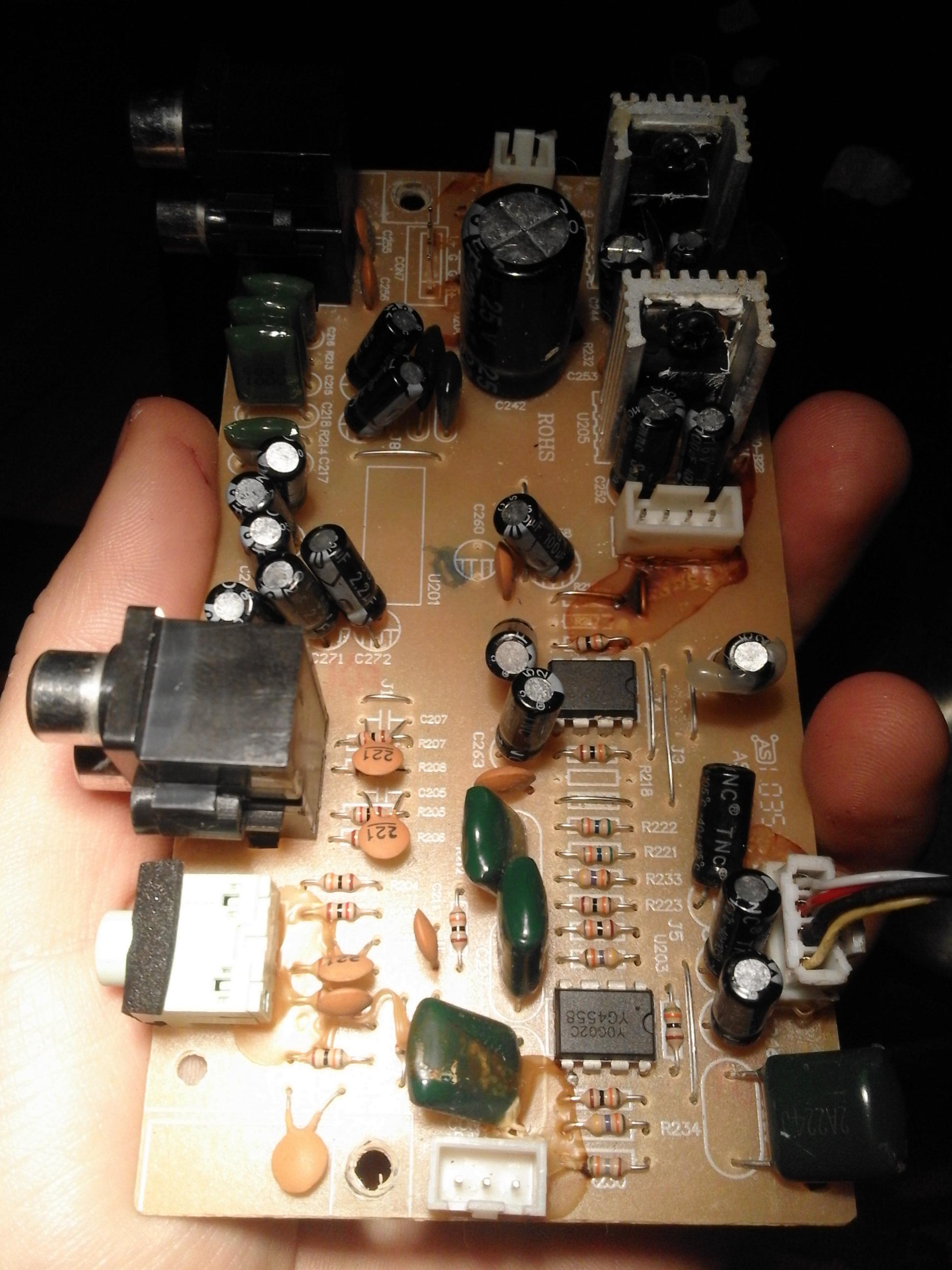 Microlab Fc530U - trzaski z subwoofera, czy to rozlane kondensatory?