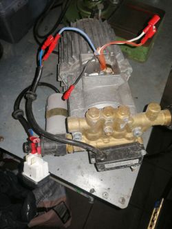 MacAllister MAC150GOLDEXTRA - Podłączenie kabli i montaż myjki ciśnieniowej z kawałków