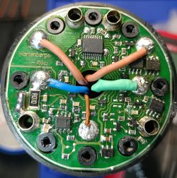 Widok z góry na obwód PCB baterii Hartenberger z mikrokontrolerem i przewodami