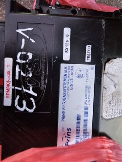 Blok silnika samochodowego marki Prins Autogassystemen B.V. z oznaczeniami SX12s-8 i innymi detalami.
