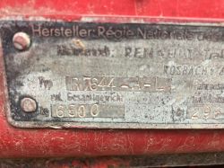 Tabliczka informacyjna na traktorze Renault R7644-A-L z 1977 roku.