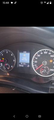 Zegary Volkswagena Tiguana z komunikatem „Usterka: Start–stop” i kontrolką świec żarowych