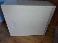 Stara obudowa komputera Codegen 6030 umieszczona na podłodze.