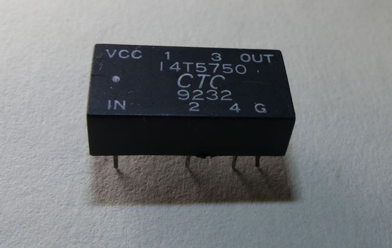 Układ opóźniający CTC 14T5750 w czarnej obudowie z widocznymi oznaczeniami pinów