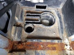 Focus MK2: Żółty osad i proszek w skrzynce akumulatora, VARTA 80Ah