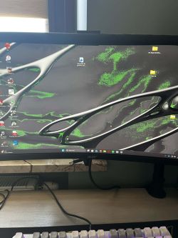 Monitor Acer z pulpitem Windows i zielonymi artefaktami na tapecie