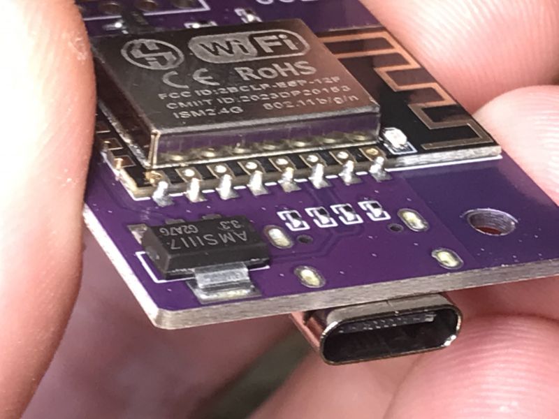 Leiterplatte mit WiFi-Modul und USB-C-Anschluss Nahaufnahme einer Leiterplatte mit einem WiFi-Modul und einem USB-C-Anschluss.