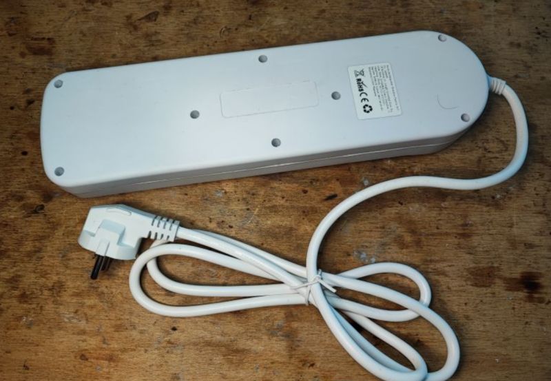 Interlook BA-3505-WHITE Power Strip Interlook BA-3505-WHITE power strip with cable on a wooden surface.