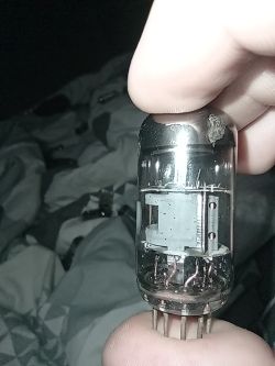 Lampa elektronowa trzymana w dłoni, widoczne okablowanie i elementy wewnętrzne