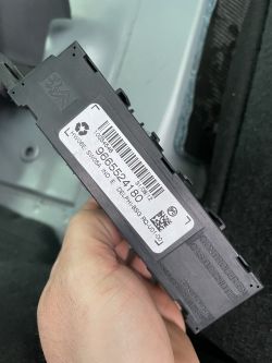 Moduł elektroniczny z etykietą przedstawiającą numer seryjny i kod kreskowy