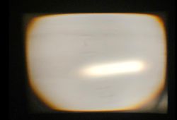 Rozmyty obraz z projektora diaskopowego z ciemnymi brzegami i jasnym środkiem