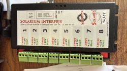 Moduł „Solarium Interfejs” Solarex z wejściem 12 V i ośmioma kanałami oraz zielonymi złączami