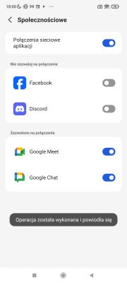 Ekran ustawień aplikacji z włączonymi połączeniami Google Meet i Chat, a Facebook i Discord wyłączone