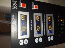 Panel sterowania stabilizatora napięcia Volt AVR PRO 15000VA z trzema wyświetlaczami