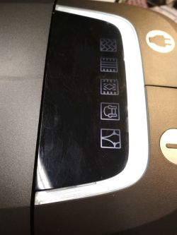 Panel kontrolny odkurzacza z podświetlonymi ikonami.