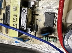 Płytka drukowana z widocznymi elementami elektronicznymi, takimi jak rezystor, kondensator i transformator.