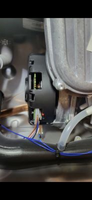 Złącze przewodów elektrycznych podłączone do wentylatora kotła Fondital Antea.