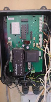 Tablica sterująca bramą wewnętrzną z kablami i komponentami elektronicznymi.