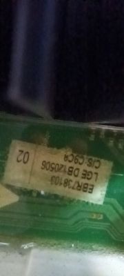 Zbliżenie na etykietę modułu pralki z oznaczeniem EBR738103.