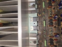 Wnętrze amplitunera Yamaha DSP-e580 z widocznymi tranzystorami mocy i elementami elektronicznymi.