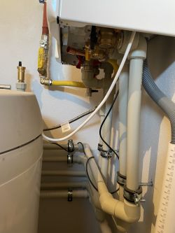 Zbliżenie na rury i zawory w instalacji hydraulicznej.