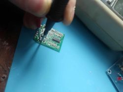 Mierzenie układu elektronicznego za pomocą sondy multimetrowej.