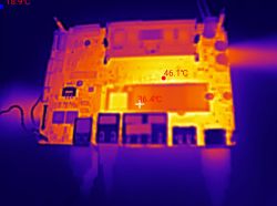 Termowizja płytki elektronicznej z portami i odczytami 46,1°C oraz 36,4°C.
