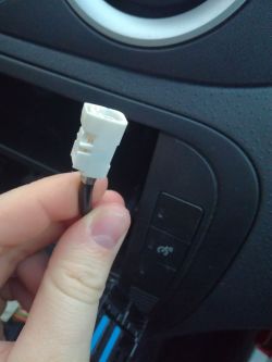 Podłączenie radia Pioneer MVH-S120UB do Citroen C3 Furio 2007: separator antenowy i przejściówki?