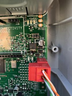 Zbliżenie na uszkodzoną płytę PCB z widocznymi elementami elektronicznymi i złączami.