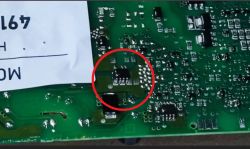 Fragment zielonej płytki PCB z czerwonym okręgiem wskazującym obszar lutów i elementów SMD