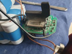 Płytka PCB i komponenty w akumulatorze wiertarki Hilti TE10A