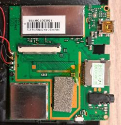 Zielona płytka PCB z gniazdem microSD, micro‑USB, gniazdem audio i złączami taśmowymi