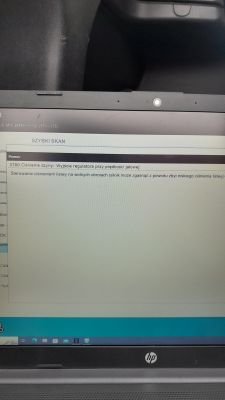 Ekran laptopa pokazujący diagnostykę silnika z błędem dotyczącym ciśnienia szyny.