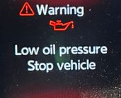Ostrzeżenie o niskim ciśnieniu oleju na desce rozdzielczej.