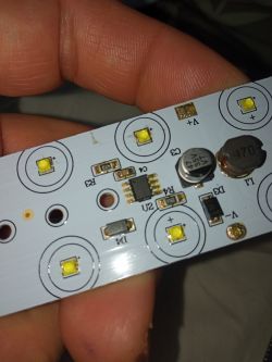Płytka obwodu drukowanego z kilkoma diodami LED i elementami elektronicznymi.