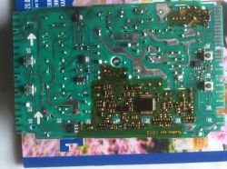 Płyta drukowana z elementami elektronicznymi na stole