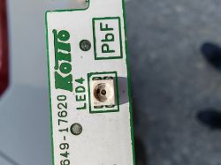 Zbliżenie na uszkodzoną diodę SMD na płytce drukowanej, oznaczoną symbolem 